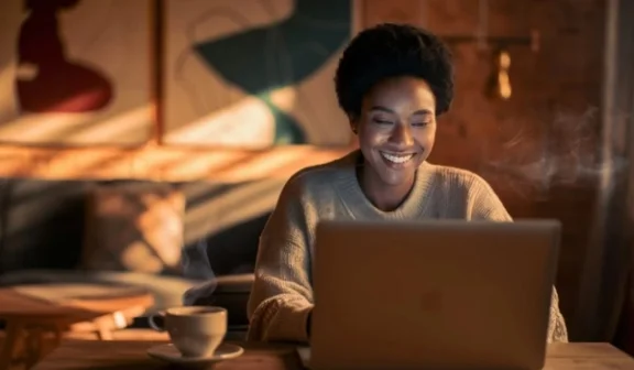 Mulher trabalhando em frente ao computador